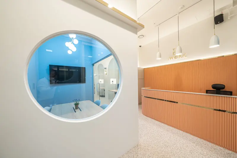 원형 창이 인상적인 공유오피스 리셉션